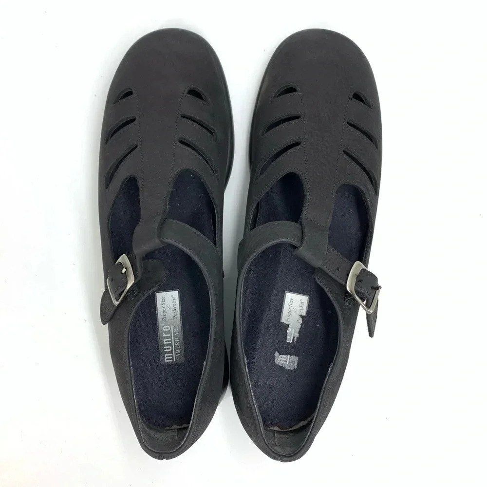 Munro side buckle t strap Nubuck fisherman flats